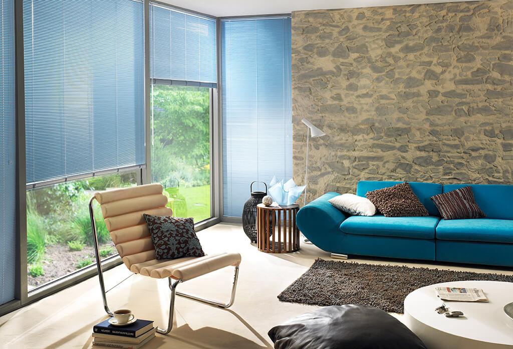 Jaloucity: moderne fensterlösungen für wohnzimmer Wohnzimmer weiß blau