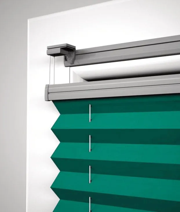 Plissee VS2 mit Klebeleiste auf dem Fensterrahmen