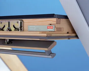 Velux Typenbezeichnung am Fenster oben rechts am Fensterflügel