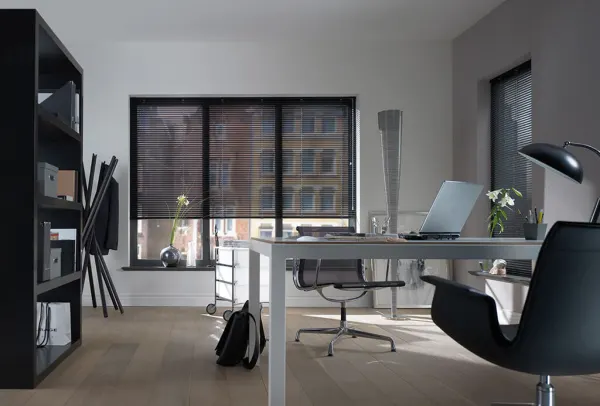 Arbeitszimmer mit Jalousie in stilsicherem schwarz