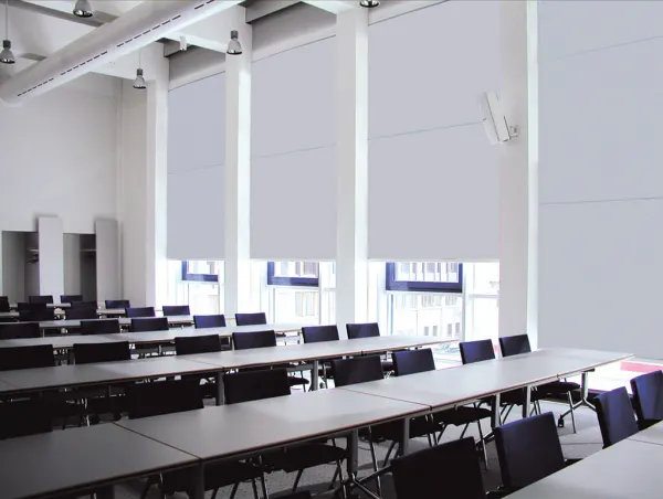 Blickdichte Verdunklungsanlage im Semiarsaal