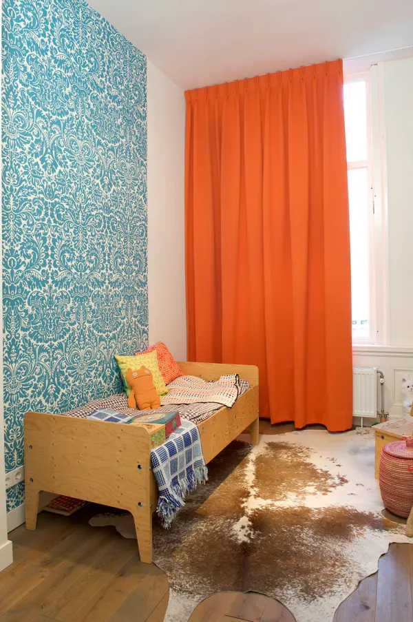 Orangene Gardine mit doppelter Falte im Kinderzimmer