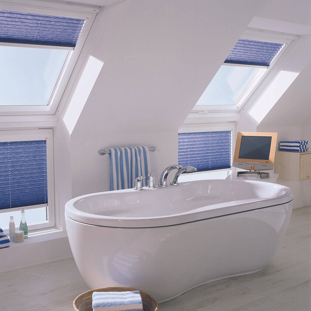 Blaues Plissee im Bad mit Dachfenster