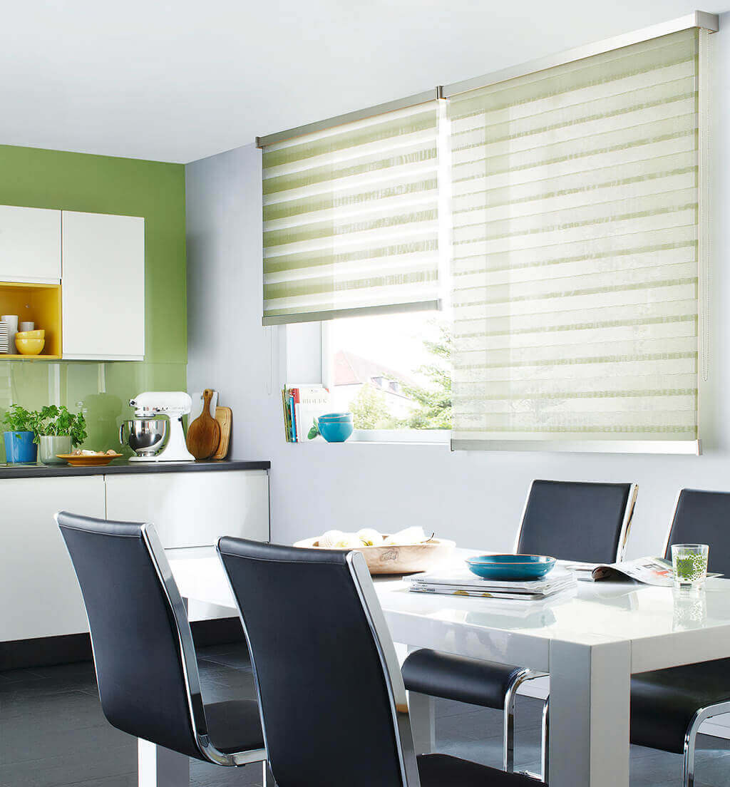 Doppelrollo in frischem Grün für die helle Küche