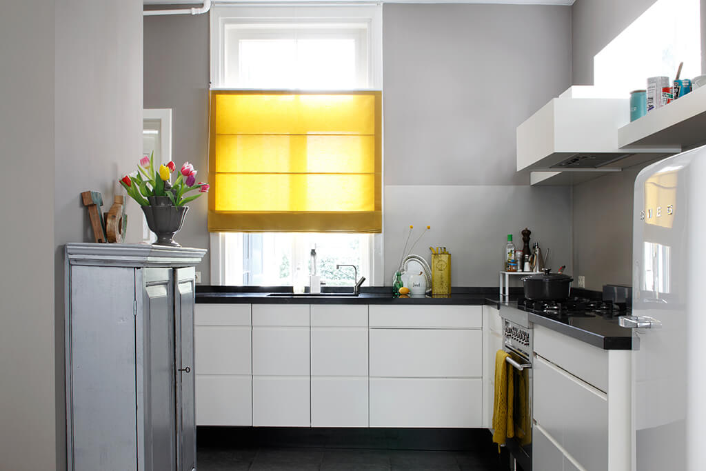 Faltrollo in sattem Gelb für klare Farbakzente in der modernen Küche