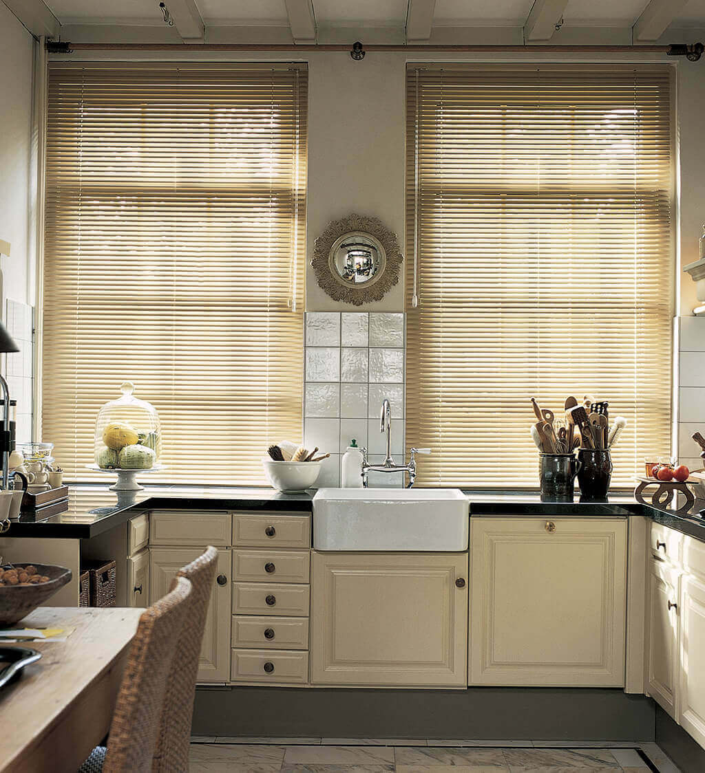 Zwei große Küchenfenster mit Alu-Jalousien in Creme über der Küchenzeile