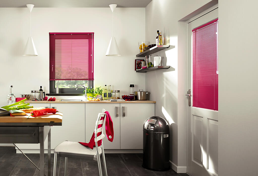 Alu-Jalousie in Pink an Küchenfenster und Tür