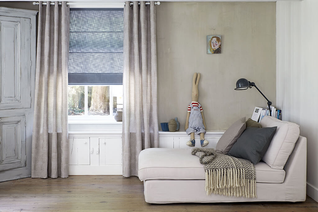 Graues Faltrollo in rustikalem Stoff komplettiert den Shabby Chic Look