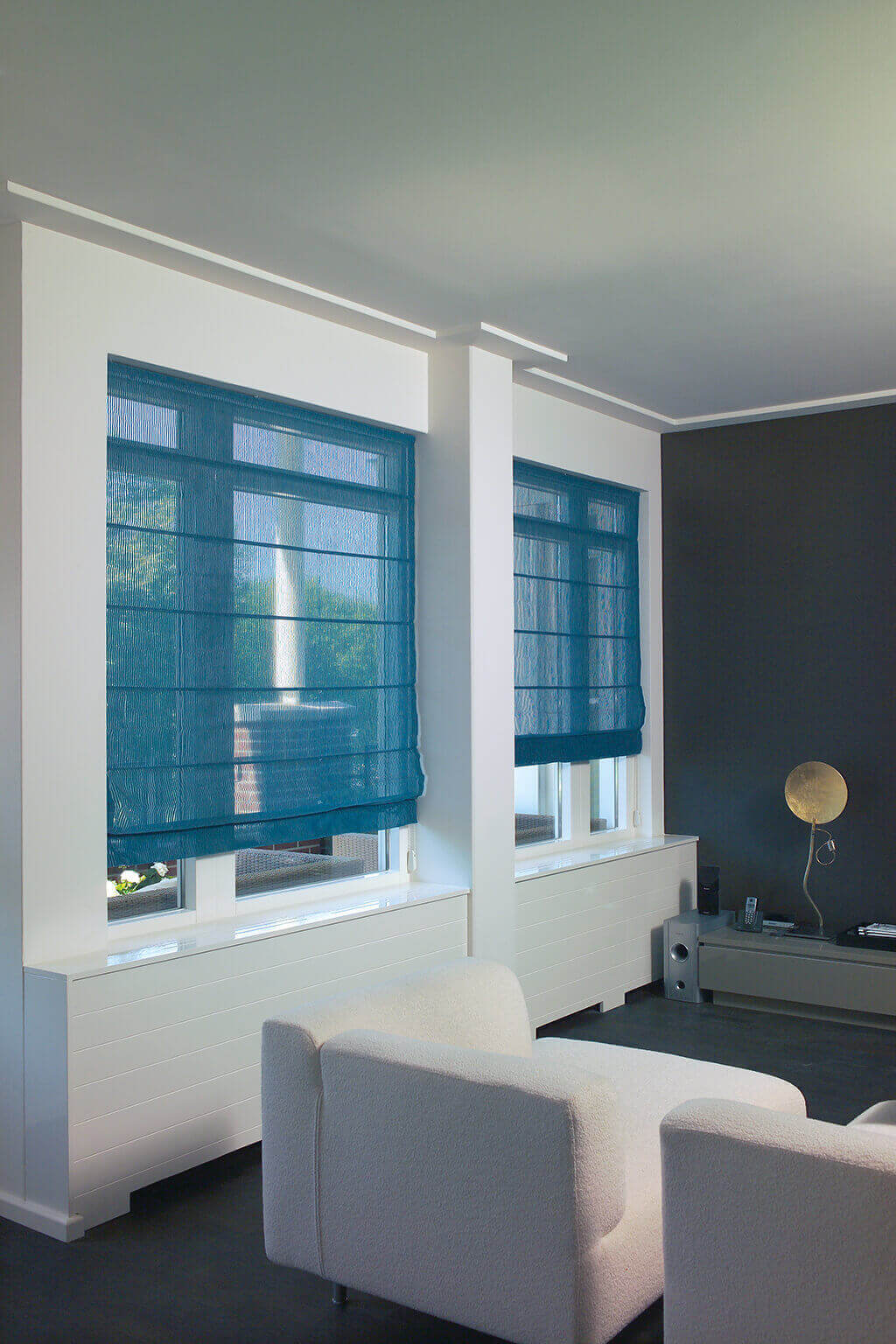 Blaues, lichtdurchlässiges Faltrollo für harmonische Wohnzimmerfenster
