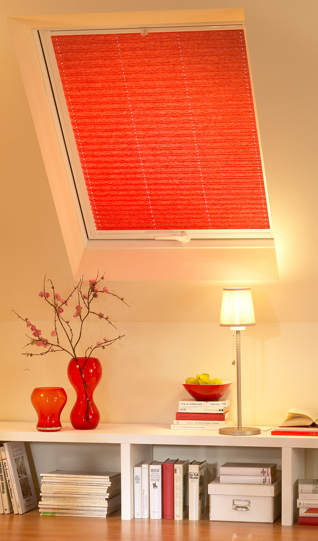 Rotes Plissee am Dachfenster im Wohnzimmer