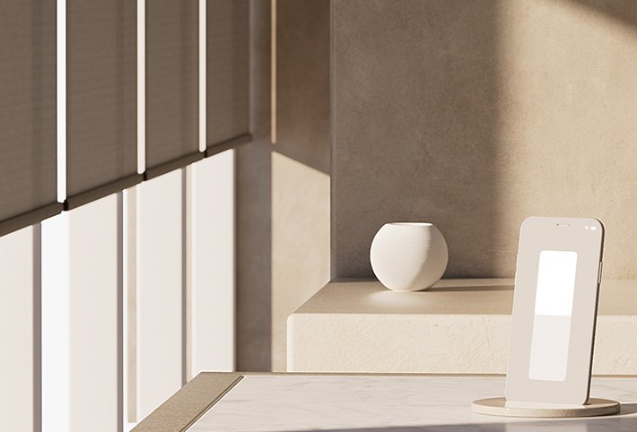 Stimmungsbild in weiß/beige: iPhone, Apple HomePod Mini, und Rollo