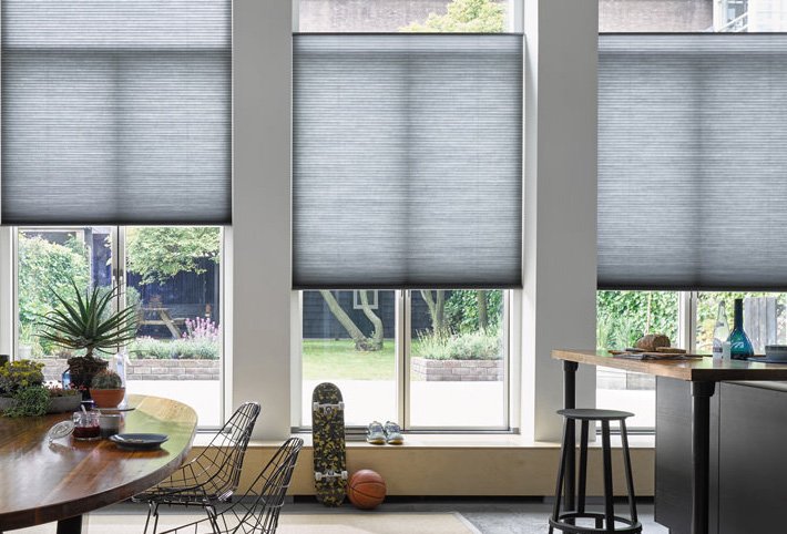 Graues Wabenplissee im Wohnzimmer