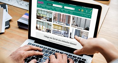 Kunde sitzt am Laptop und kauft online ein