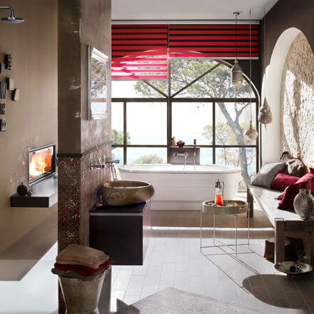 Doppelrollo nach Maß in Rot im Badezimmer