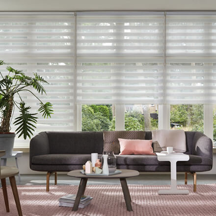 Doppelrollo nach Maß in Weiß im Wohnzimmer