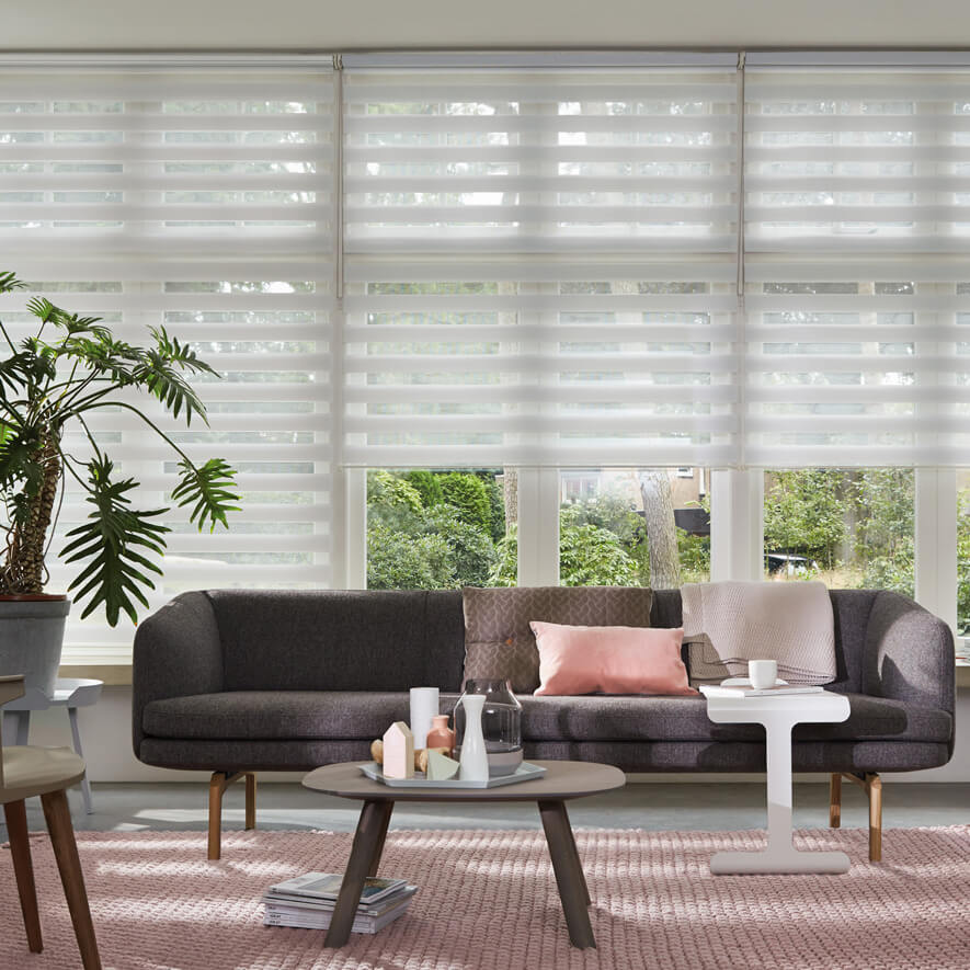 Doppelrollo nach Maß in Weiß im Wohnzimmer