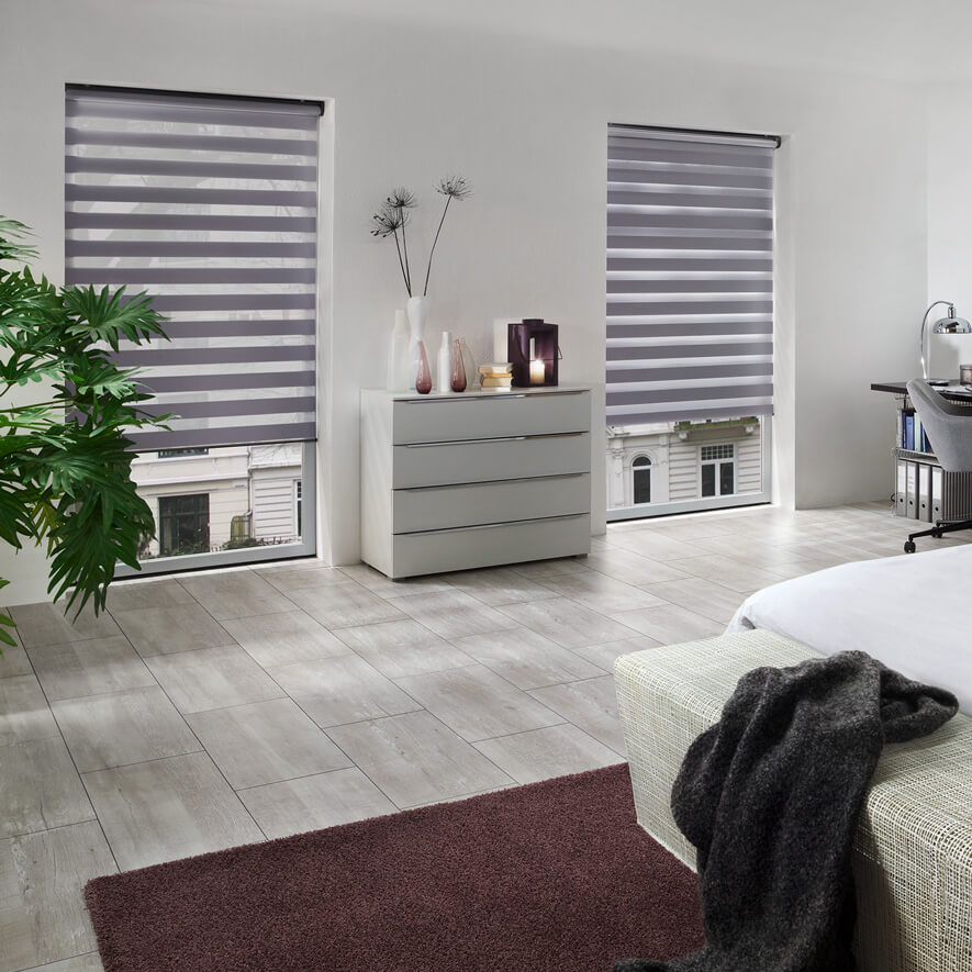 Leichte Abdunkelung im Gästezimmer mit hellgrauen Doppelrollos Abdunkelung im Gästezimmer mit hellgrauen Doppelrollos