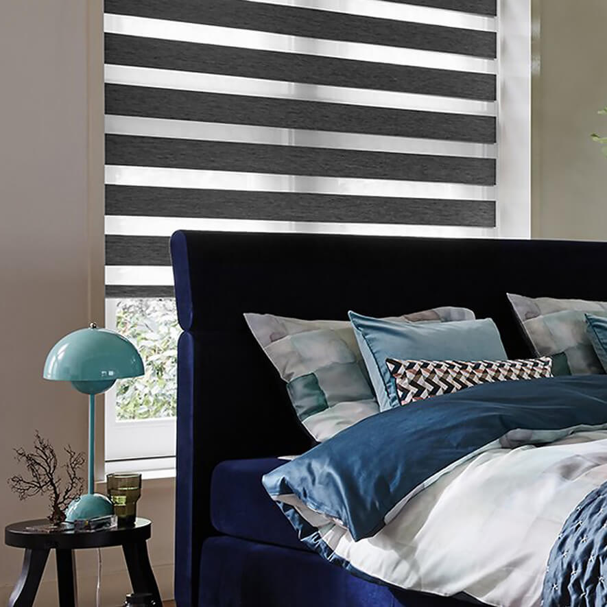 Leichte Verdunkelung im Schlafzimmer mit Grauen Doppelrollos Abdunkelung im Schlafzimmer mit Grauen Doppelrollos