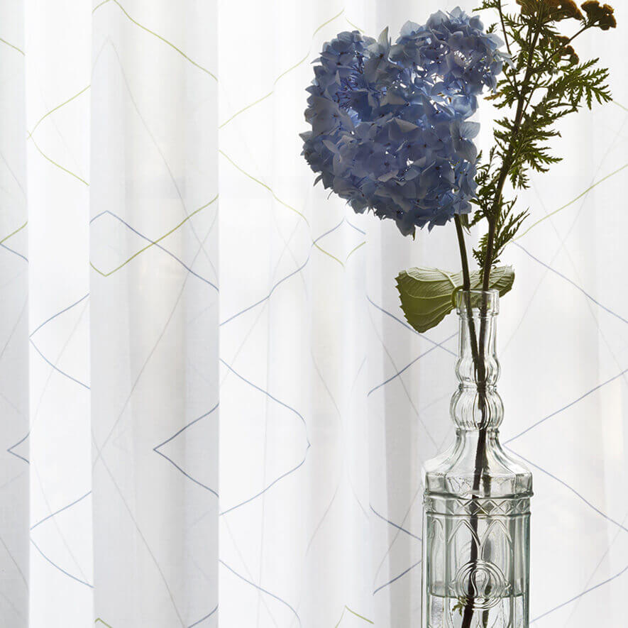 Blickdichte Gardinen in Weiß mit geometrischem Muster