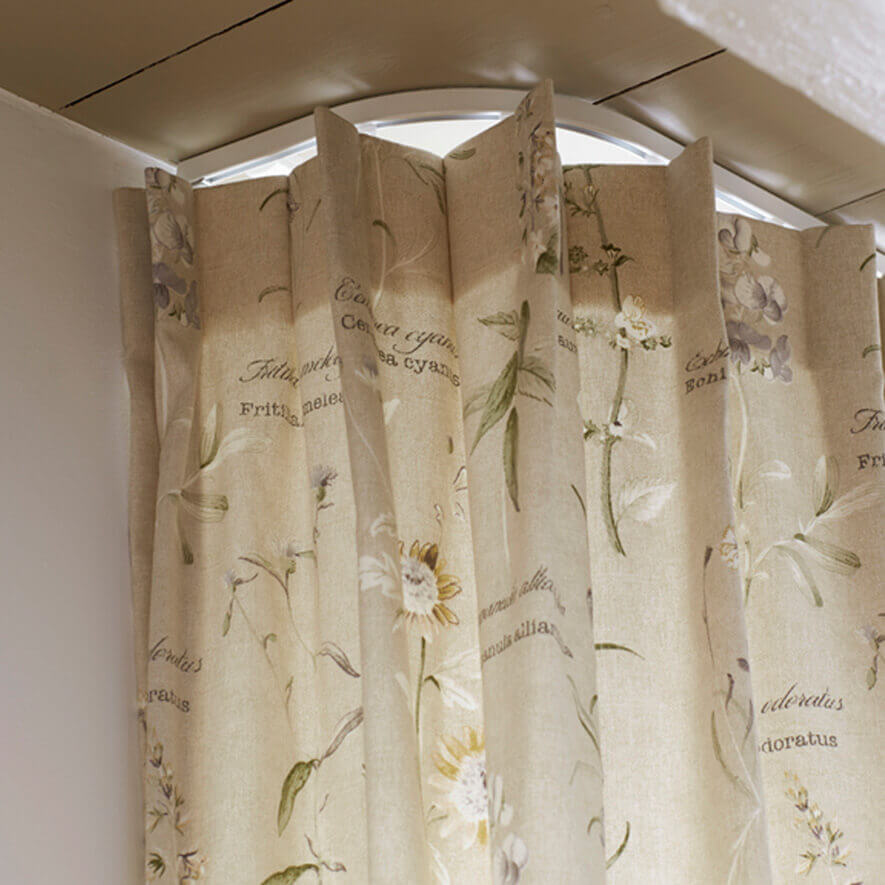 Gardinen mit Faltenband, in beige mit Dekor Gardinen mit Faltenband, in beige mit Dekor