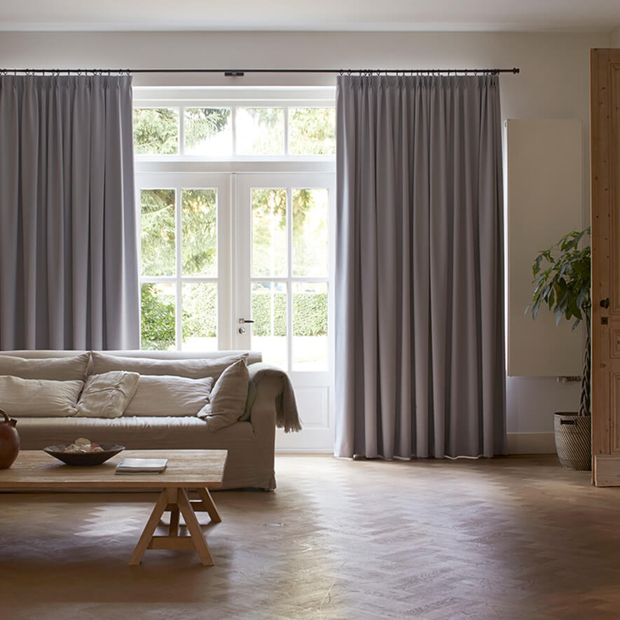Weiße Gardinen mit Faltenband im Wohnzimmer Weiße Gardinen mit Faltenband im Wohnzimmer