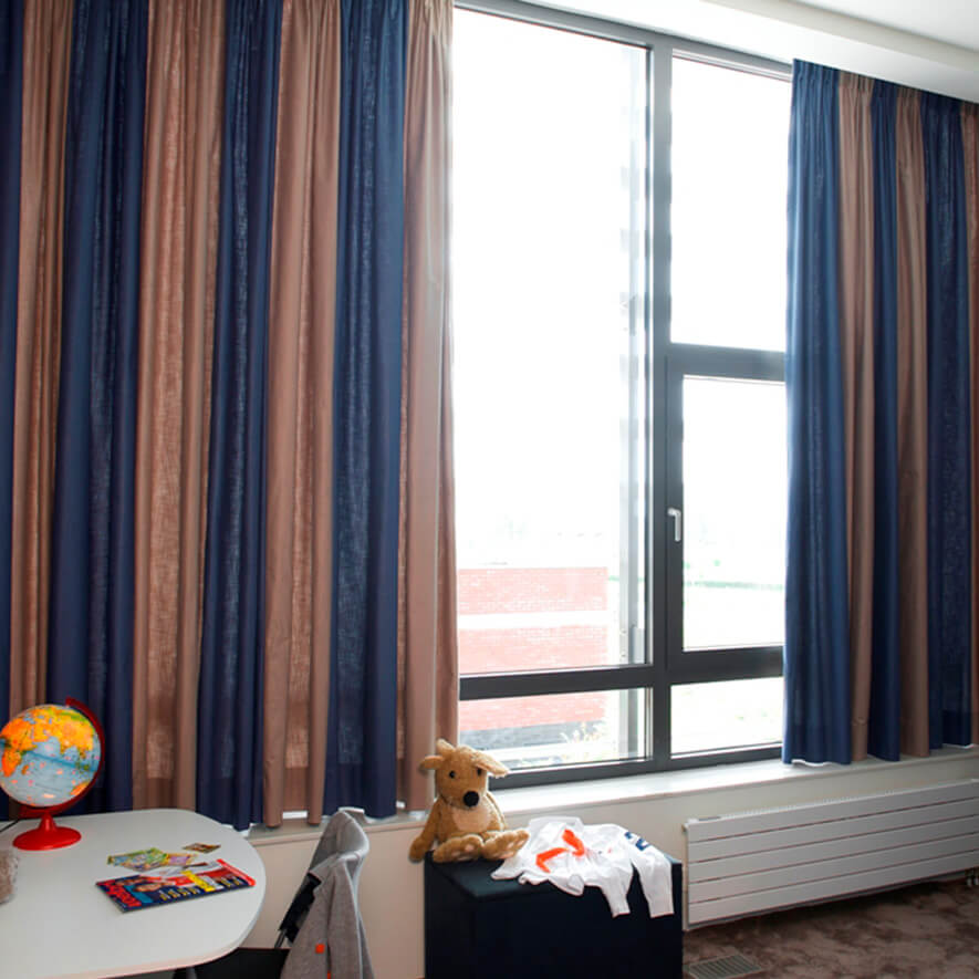 Kinderzimmergardinen mit Kräselband in blau und braun