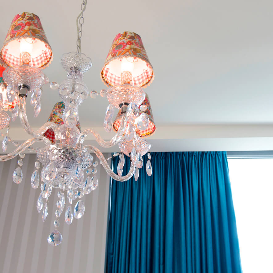 Blaue Gardinen mit Smokband im Kinderzimmer – Detailansicht