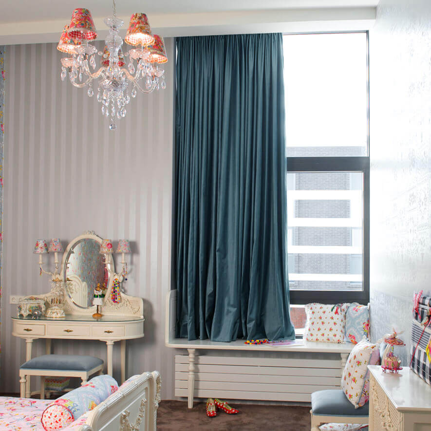 Blaue Gardinen mit Smokband im Kinderzimmer