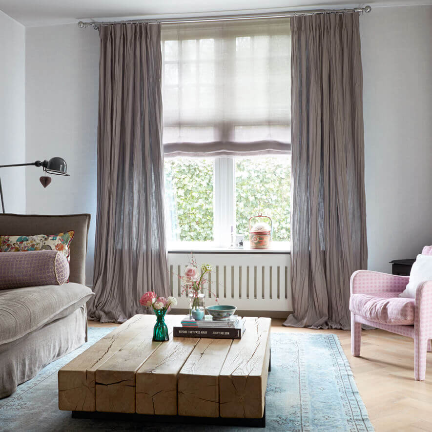 Gardine mit Kräselband im Wohnzimmer, naturfarben Gardine mit Kräselband im Wohnzimmer, naturfarben