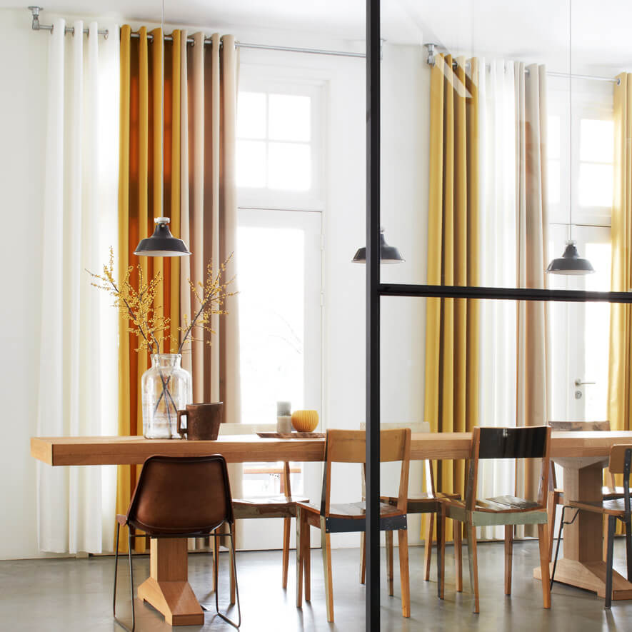Ösenschal im Esszimmer Ösenschal im Esszimmer