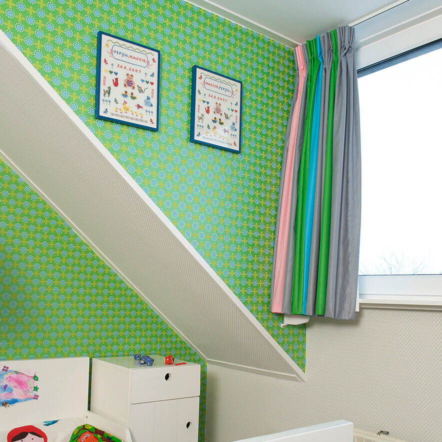 Bunter Schallschutzvorhang im Kinderzimmer