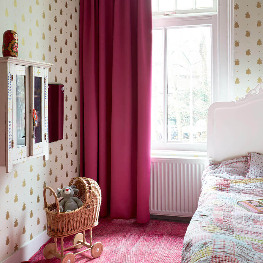 https://www.jaloucity.de/skin/frontend/default/jaloucity_rwd/images/jc-design/category-sub/gardinen/880x880-gardinen-verdunkelung-pink-kinderzimmer.jpg