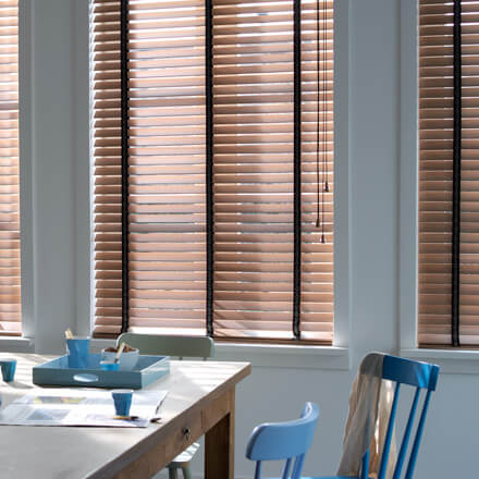 Holzjalousie mit klassischer Bedienung über zwei Schnüre