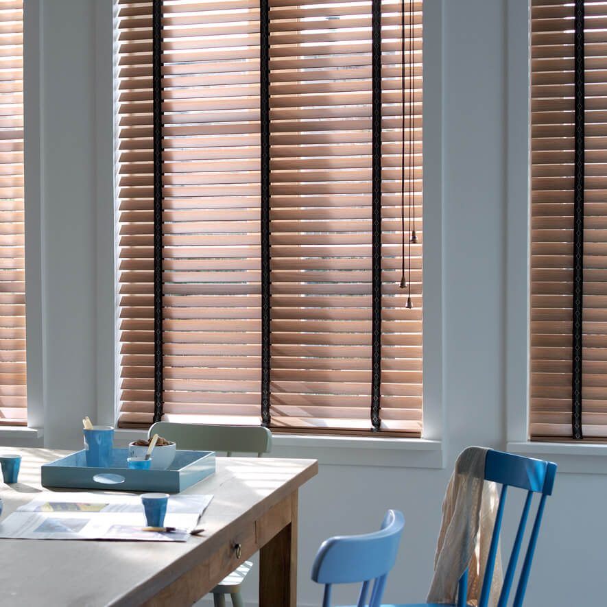 Holzjalousie mit klassischer Bedienung über zwei Schnüre
