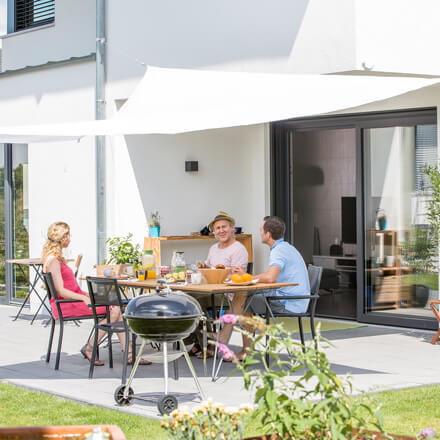 Insektenschutz für Türen mit plissiertem Gewebe - platzsparend auch bei großen Türöffnungen Insektenschutz für Türen mit plissiertem Gewebe