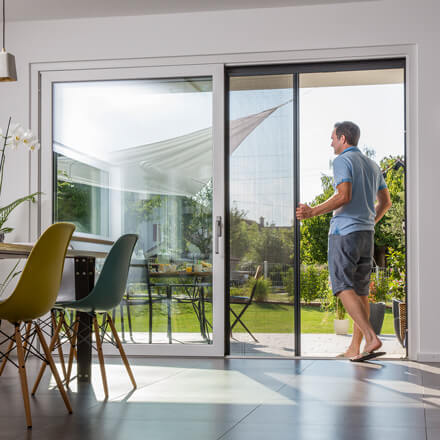 Insektenschutz Plisseetür mit plissiertem Gewebe für einen platzsparenden Einsatz Insektenschutz Plisseetür - Flexibel einsetzbar