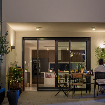 Moderne Insektenschutz Schiebetür in anthrazit