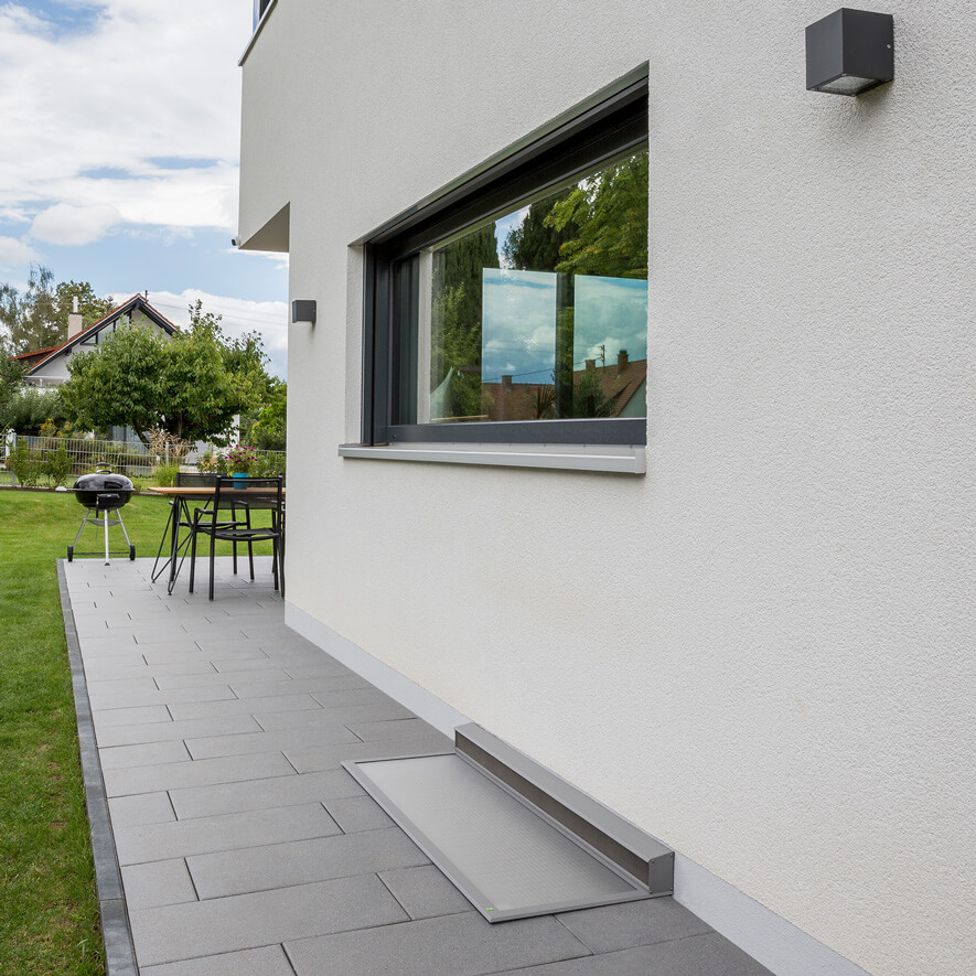 Schutzabdeckung für den Kellerschacht am Haus