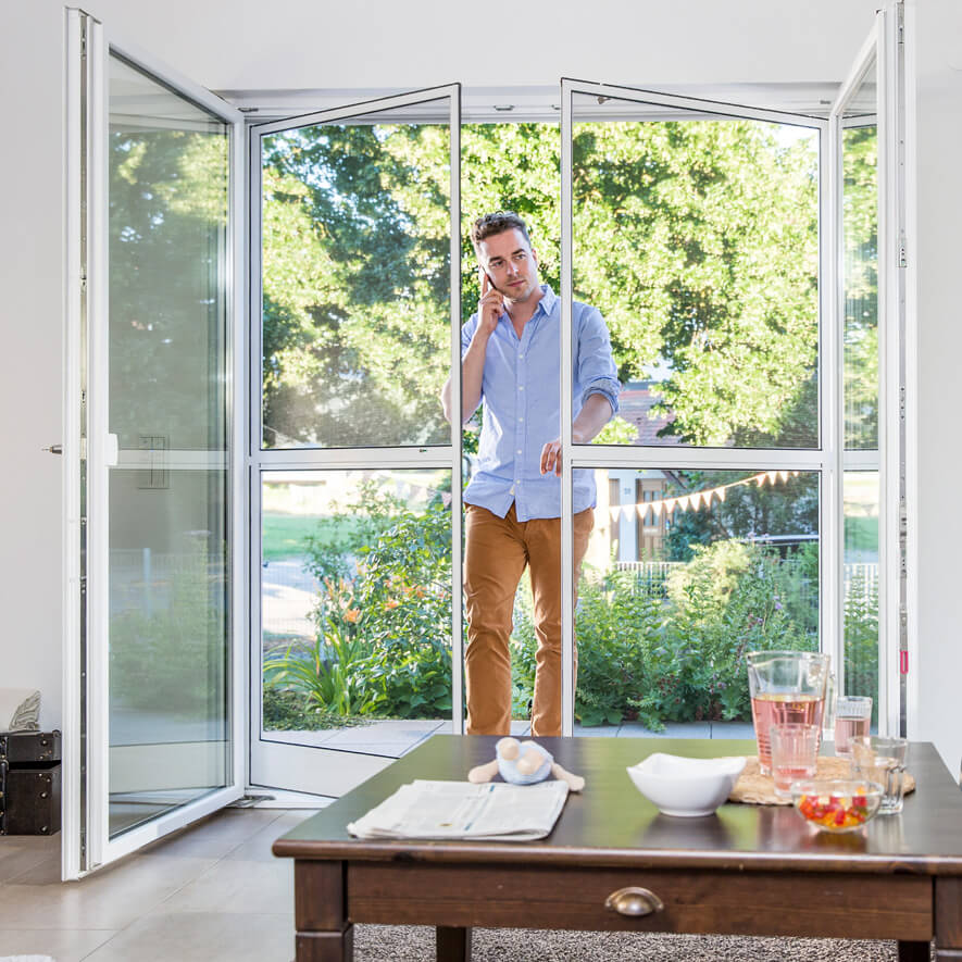 Leises und selbständiges Schließen im Doppelpack mit der JalouCity Doppelpendeltür Doppelpendeltür in Weiß