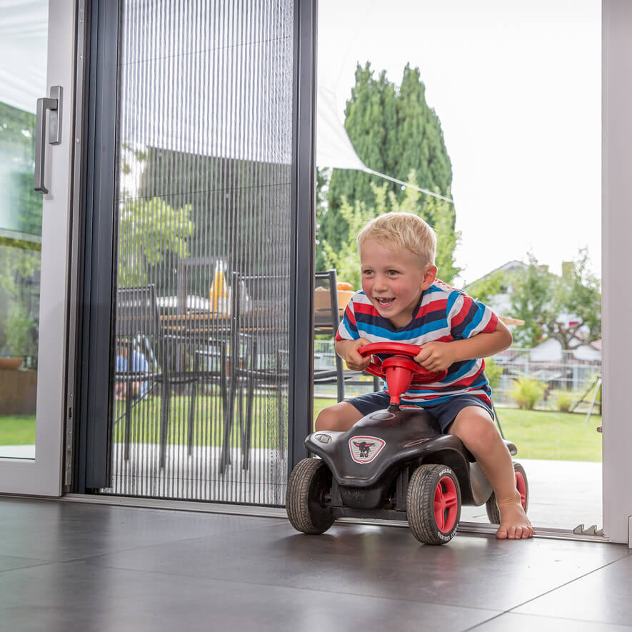 Moderne Optik mit einem Insektenschutz Plissee für Türen Insektenschutz Plisseetür - praktisch gegen Fliegen und Insekten