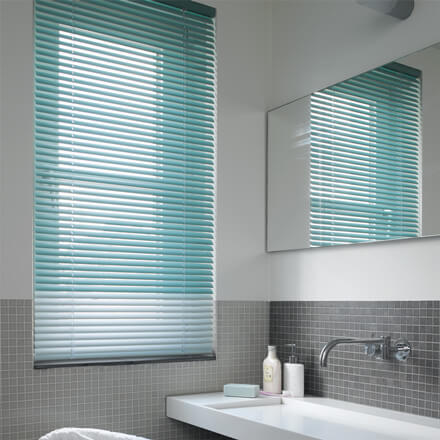 Jalousien mit Farbwechsel in Blau fürs Badezimmer