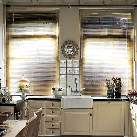Jalousien nach Maß für die Küche in beige