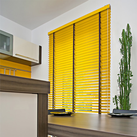 Gelbe Jalousien nach Maß mit schwarzem Leiterband