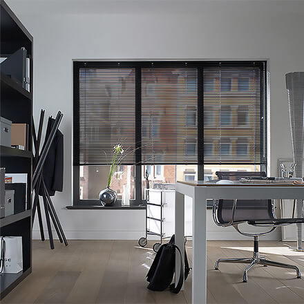 Jalousien nach Maß, Farbe schwarz im Büro