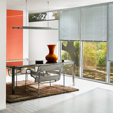 Weiße, klassische Jalousien nach Maß im Esszimmer