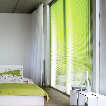 Jalousien zur Verdunkelung im Gästezimmer