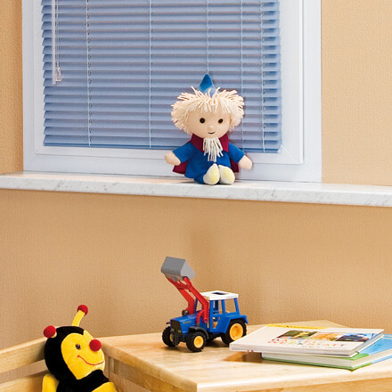 Jalousien zur Verdunkelung im Kinderzimmer