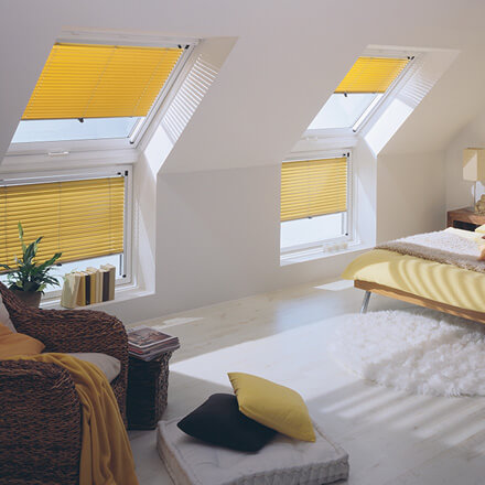 Jalousien zur Verdunkelung im Schlafzimmer