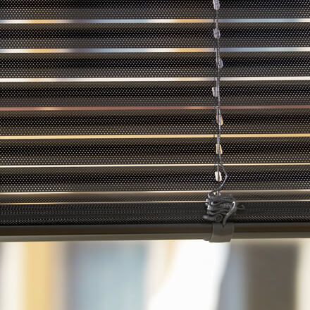 Perforierte Lamellen bei Premium Luxaflex® Jalousien Perforierte Lamellen bei Premium Luxaflex® Jalousien