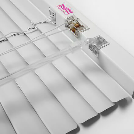 Standardjalousie Detailansicht Bedienung Drehstab / Zugschnur Standardjalousie Detailansicht Bedienung Drehstab / Zugschnur